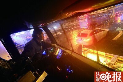 北方大范围降雪 除雪车上路先挠后融雪