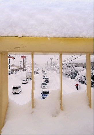 由于大雪，北海道央道的通行持续中断，国道12号线出现大拥堵（北海道岩见泽市）